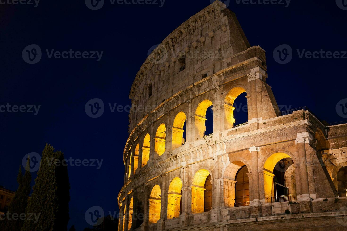 il famoso colosseo a notte nel Roma foto