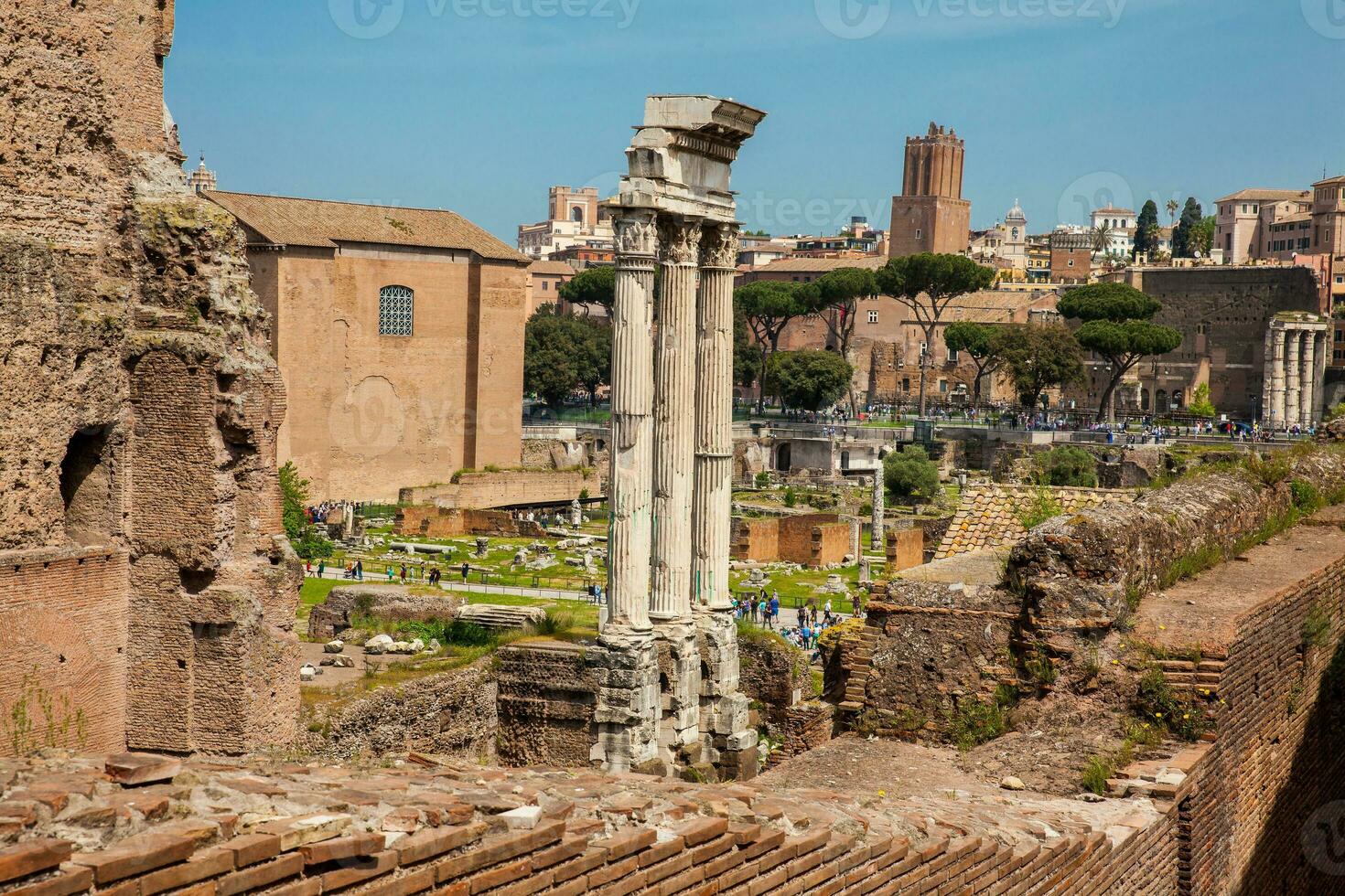 resti di il tempio di ricino e Polluce o il dioscuri a il romano Forum nel Roma foto