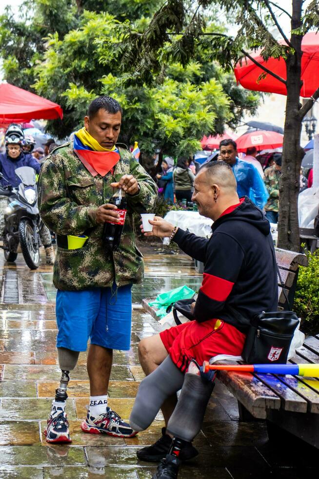 bogotà, Colombia, 19 luglio 2023. tranquillo, calmo protesta di il membri di il attivo Riserva di il militare e polizia forze nel bogotà Colombia contro il governo di gustavo petro foto