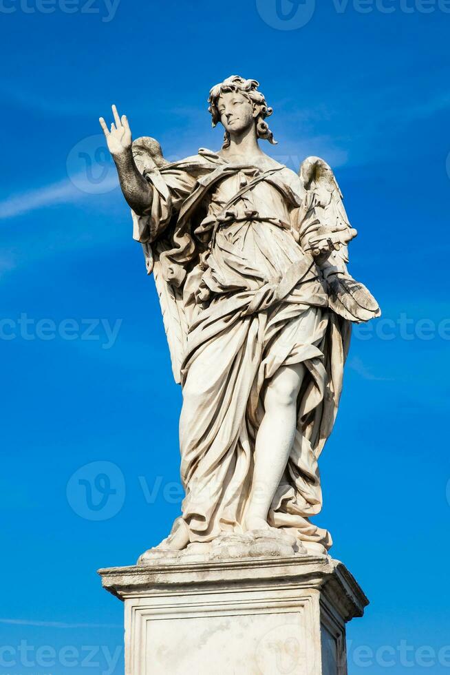 bellissimo angelo con il Chiodi statua creato di girolamo lucenti su il 16 ° secolo a sant angelo ponte nel Roma foto