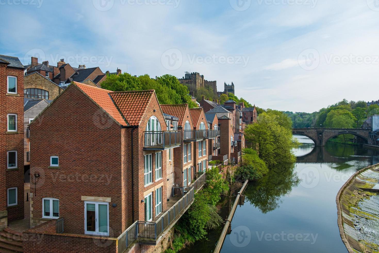 Edifici tradizionali lungo la riva del fiume usura, Durham, Inghilterra foto