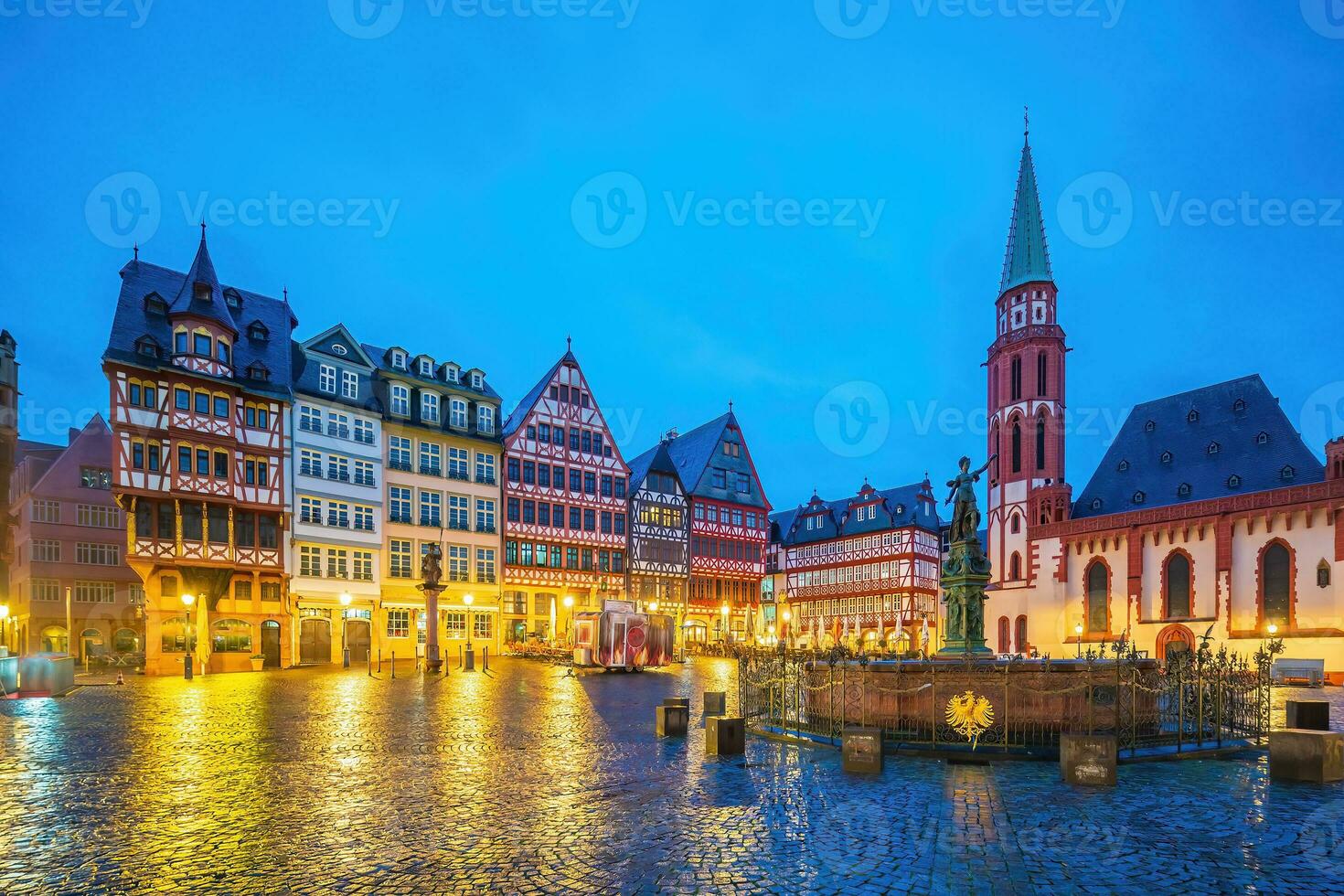 piazza della città vecchia romerberg nel centro di francoforte, in germania foto