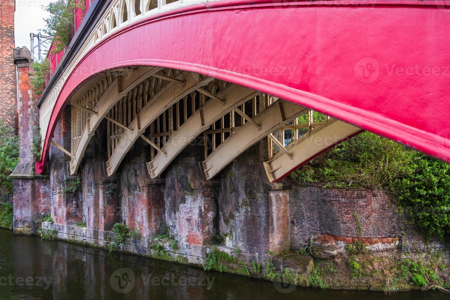 parte inferiore ad arco di un ponte metallico sul canale di rochdale, castlefield, manchester foto