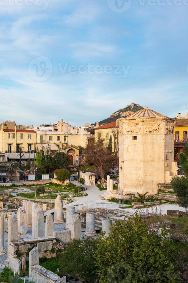 resti dell'agorà romana e della torre dei venti ad atene, in grecia foto