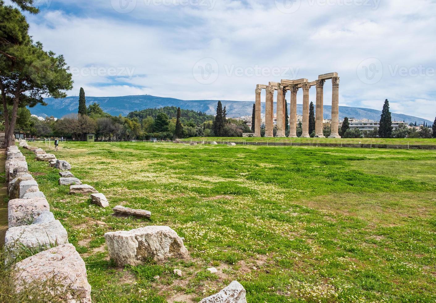 rovine dell'antico tempio di zeus olimpico ad atene foto