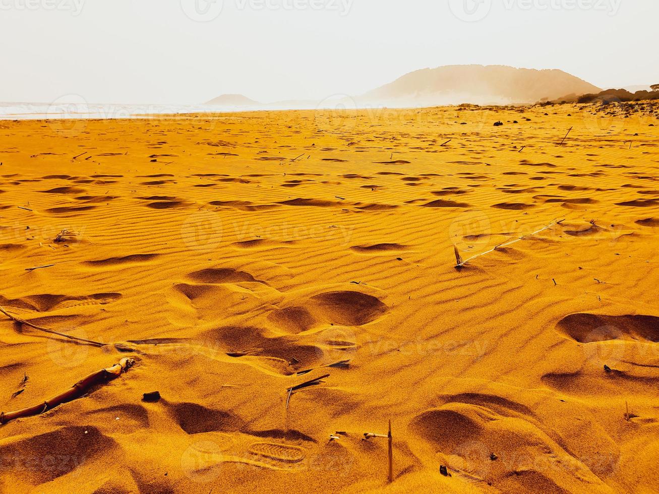 Inquadratura dal basso della spiaggia di sabbia dorata, Karpasia, Cipro foto