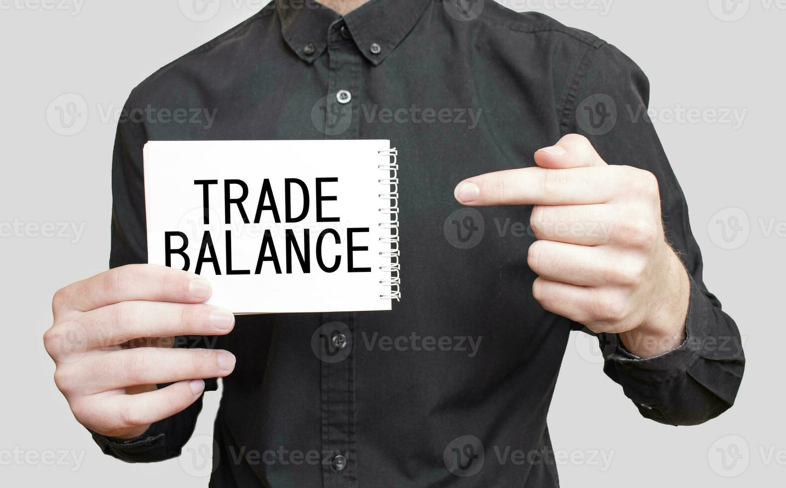 uomo d'affari Tenere un' bianca bloc notes con testo commercio equilibrio, attività commerciale concetto foto