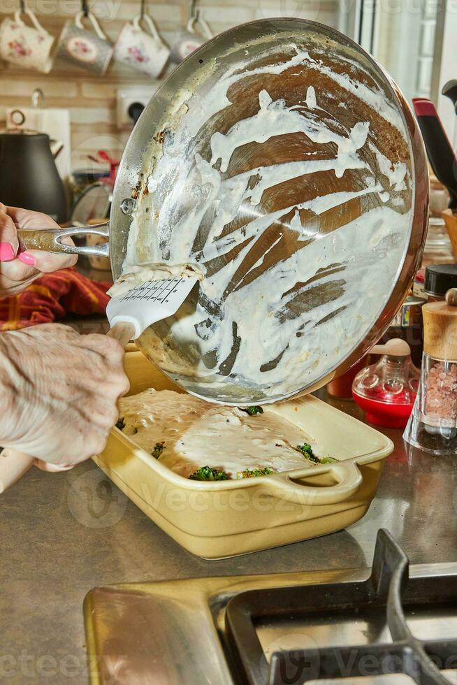 capocuoco trasforma ammuffito formaggio nel ceramica piatto, culinario Rinascimento foto