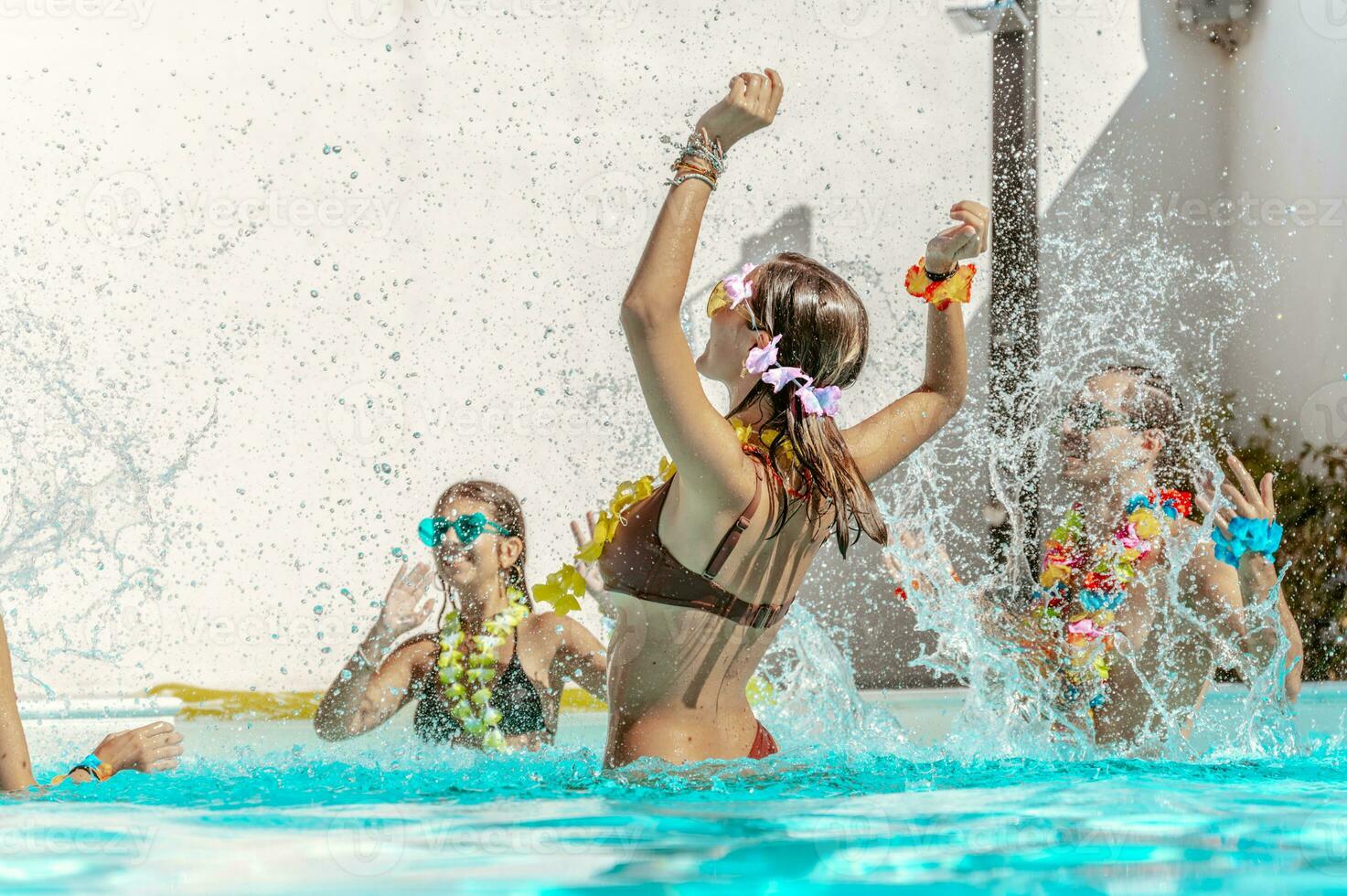 gruppo di amico giocare insieme nel il nuoto piscina foto