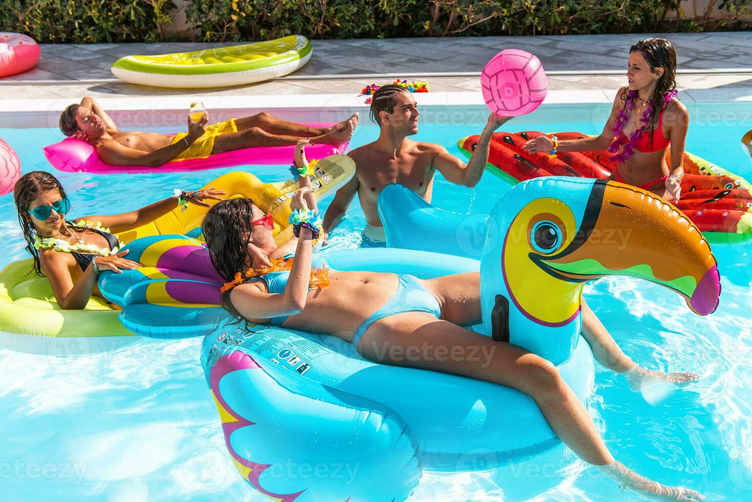 gruppo di amico giocare insieme nel il nuoto piscina foto