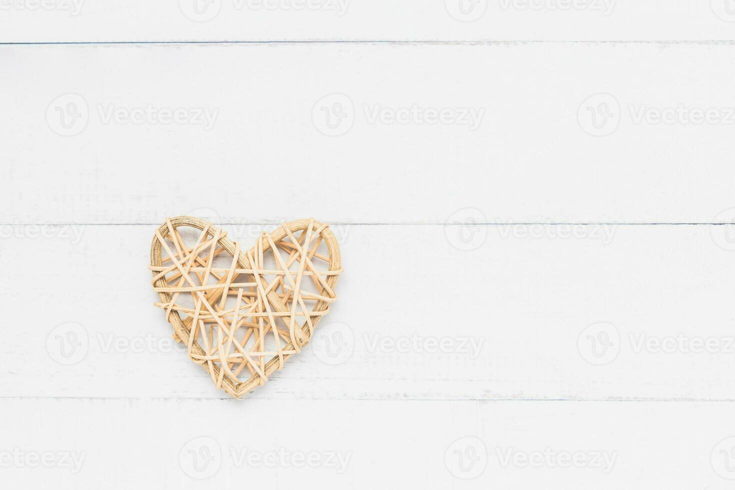 di legno di vimini cuore su bianca tavolo sfondo con copia spazio per amore e San Valentino giorno concetto foto