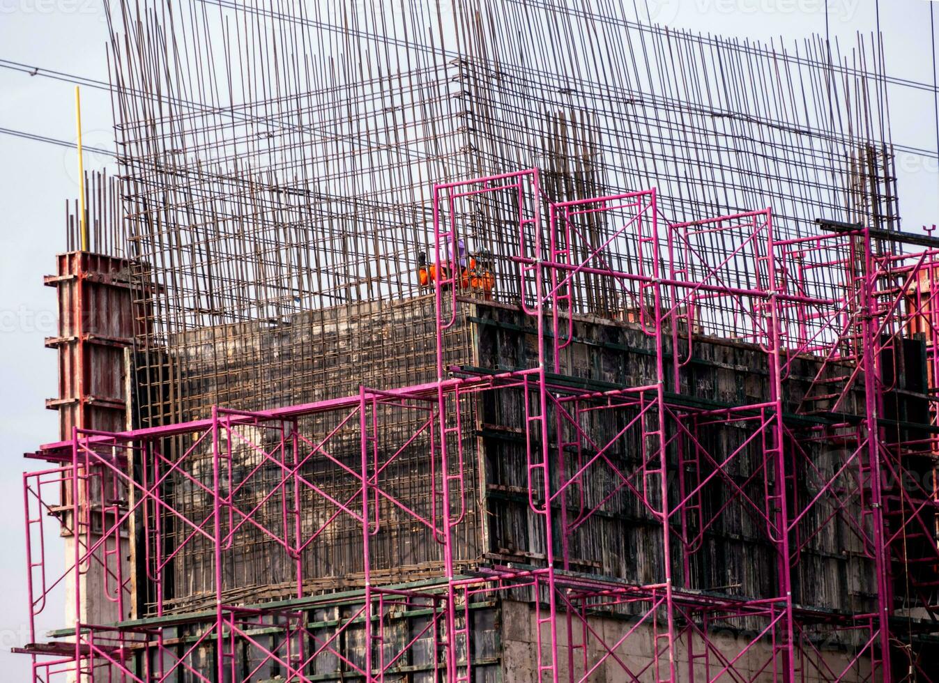 il rosa impalcatura su il edificio sotto costruzione foto