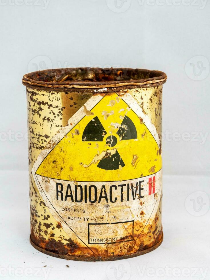 contenitore arrugginito di un vecchio barile di materiale radioattivo foto