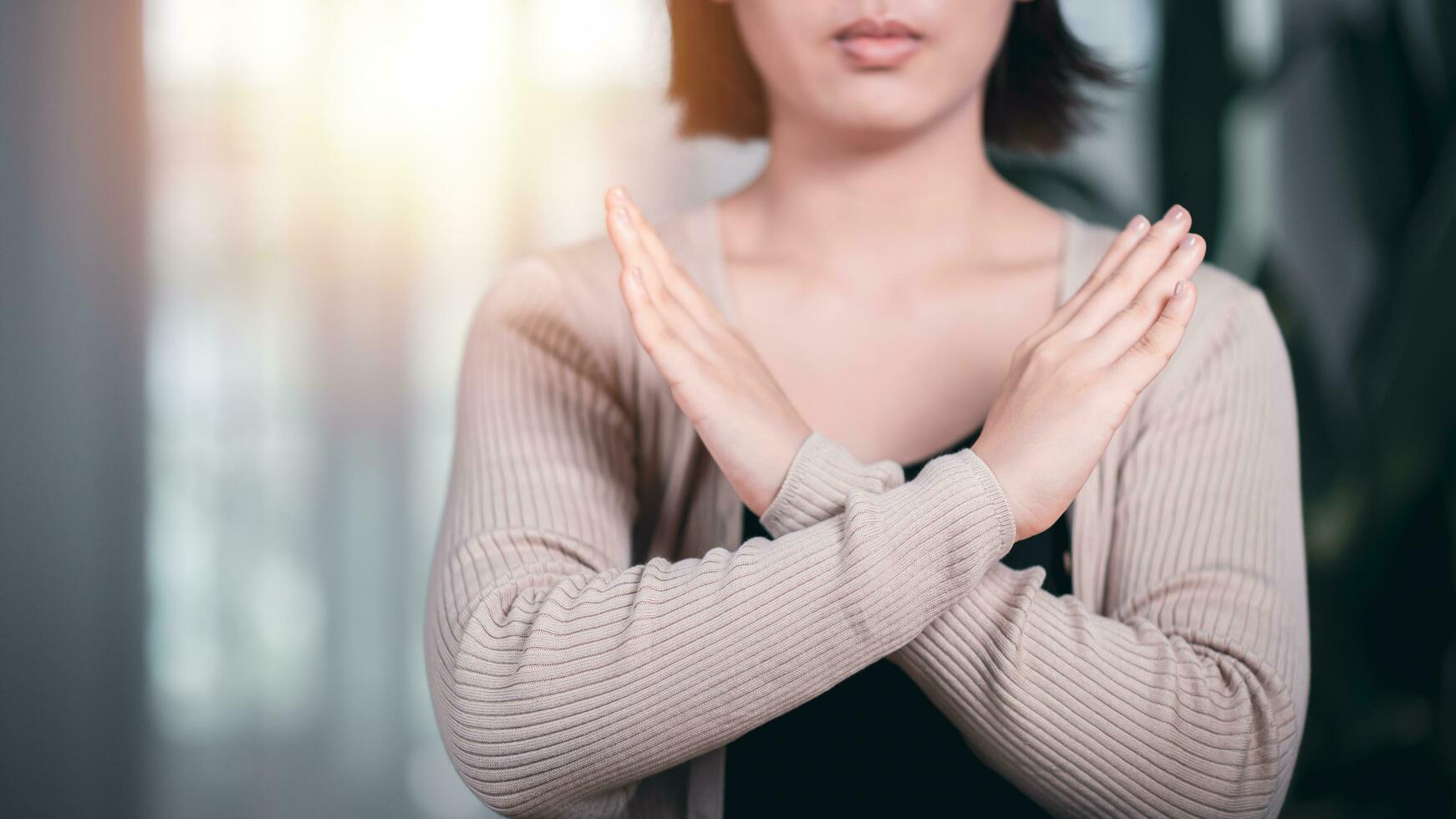 concetto fermare o non ,avvertimento , rifiuto, attenzione, simbolico comunicazione, prevenire successivo i problemi ,aiuto impedire pirateria , fermare violenza , protestando contro razziale o femmina discriminazione foto