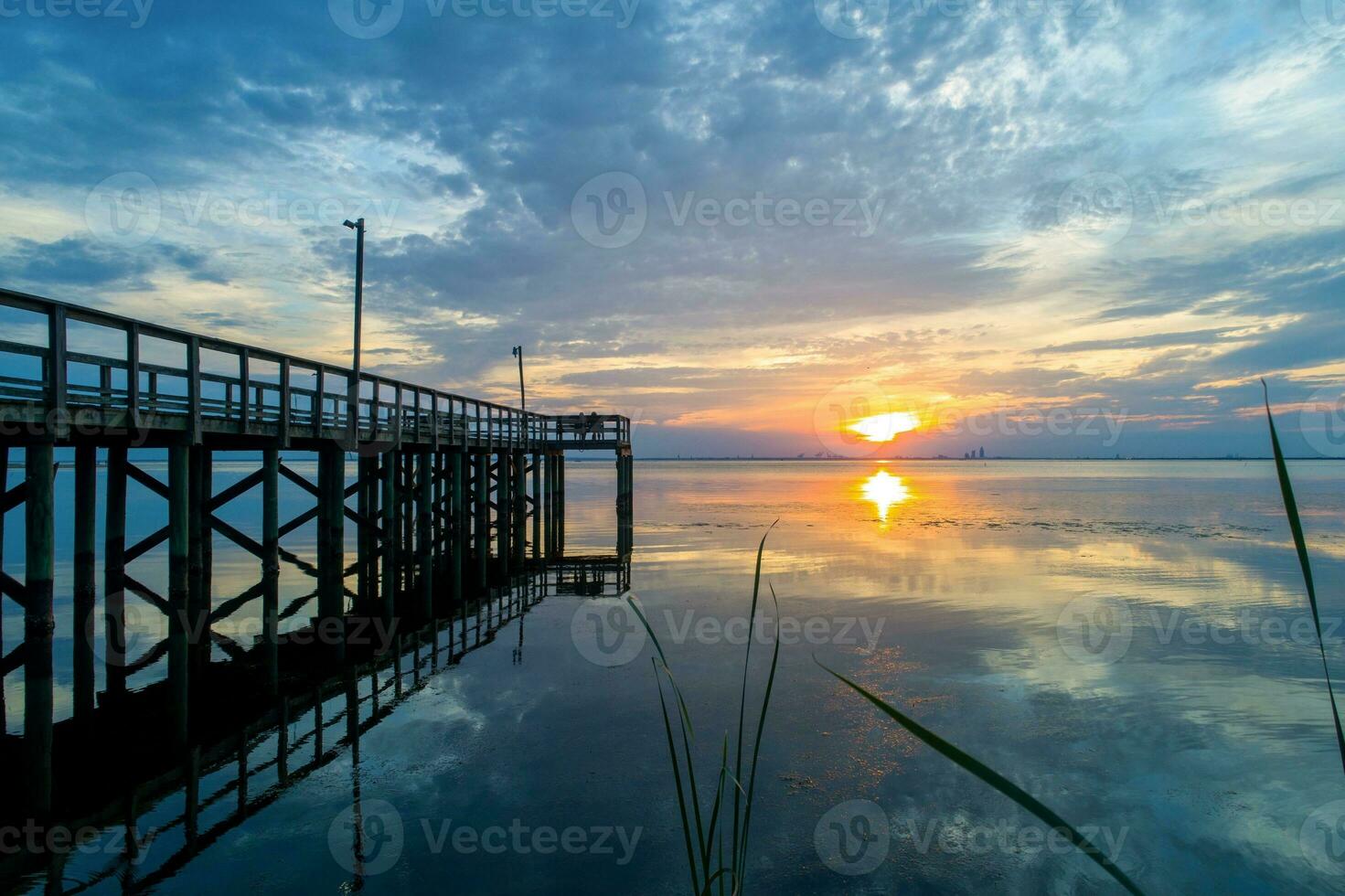 bellissimo tramonto al di sopra di mobile baia su il Alabama golfo costa foto