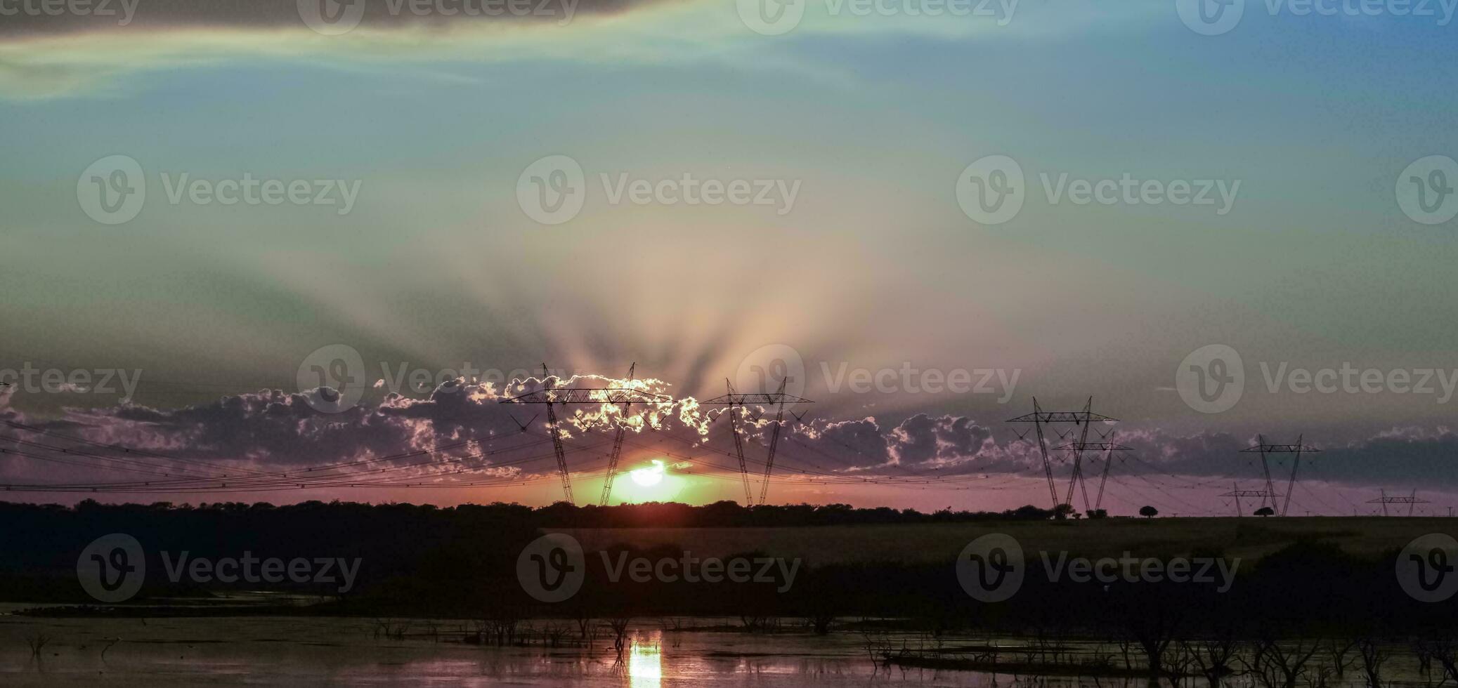 alto voltaggio energia linea a tramonto, pampa, argentina foto