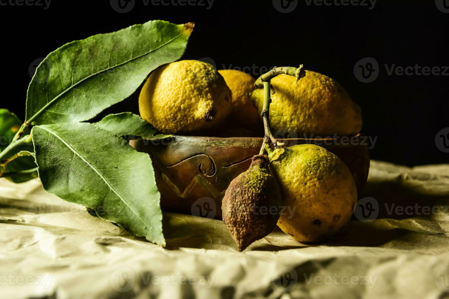 biologico limoni, raccolto a partire dal il giardino, preparato su il tavolo. foto