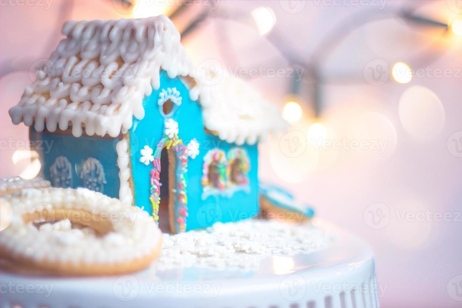 Biscotto casalingo di pan di zenzero blu su sfondo bianco con spazio di copia foto