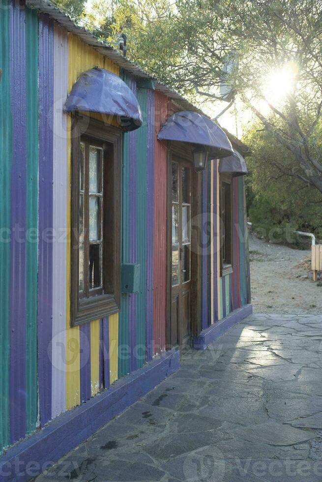 pittoresco tipico costruzione nel il cittadina di puerto piramidi, penisola Valdes, chubut Provincia, patagonia, argentina. foto