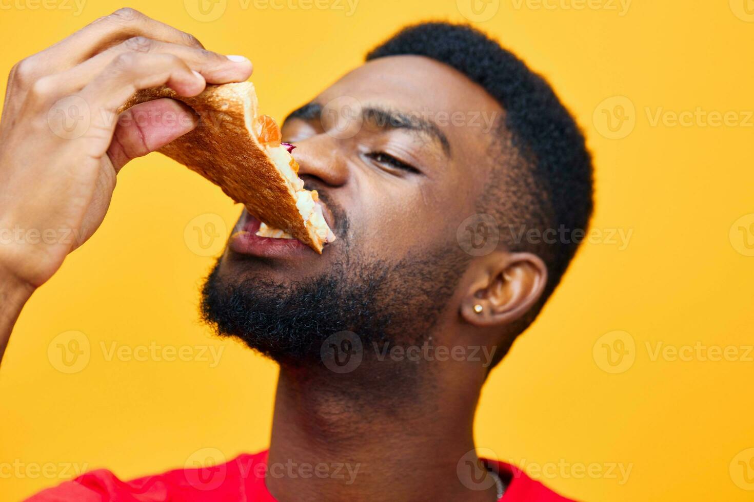uomo consegna nero cibo mangiare cibo contento maschile tipo Sorridi sfondo veloce Pizza foto
