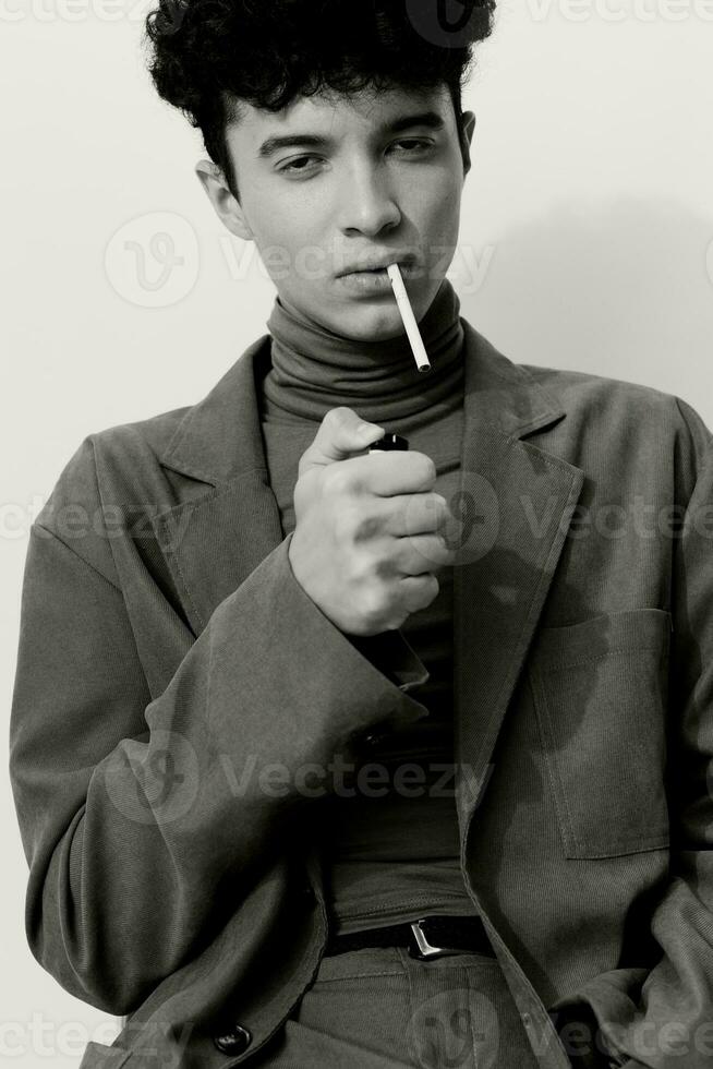 riflessivo uomo in posa alunno in piedi ritratto fricchettone camicia sigaretta fumo e bianca nero seduta moda foto