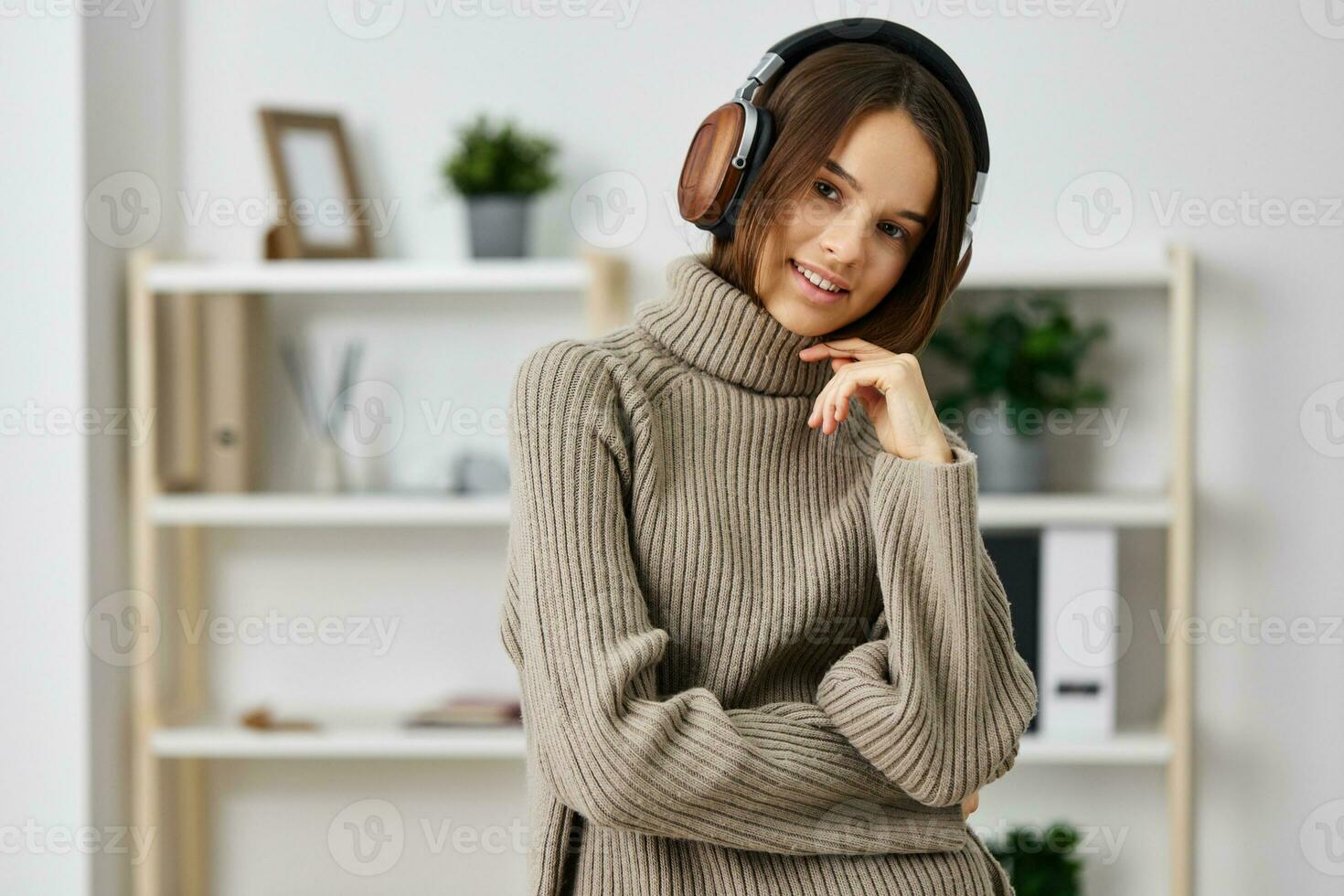 auricolari donna casa musica caucasico giovane cuffie contento interno alunno ascolta foto