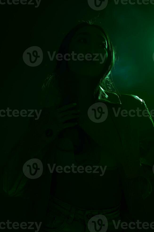 donna caucasico di moda Fumo futuro concetto giallo colorato neon leggero verde ritratto notte arte foto