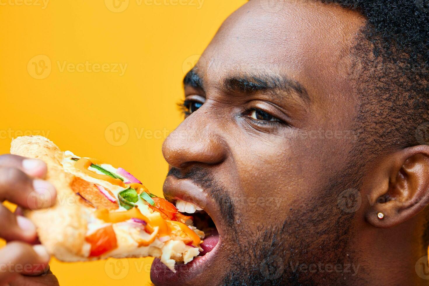 in linea uomo nero consegna veloce contento cibo sfondo Sorridi cibo rosso tipo Pizza foto