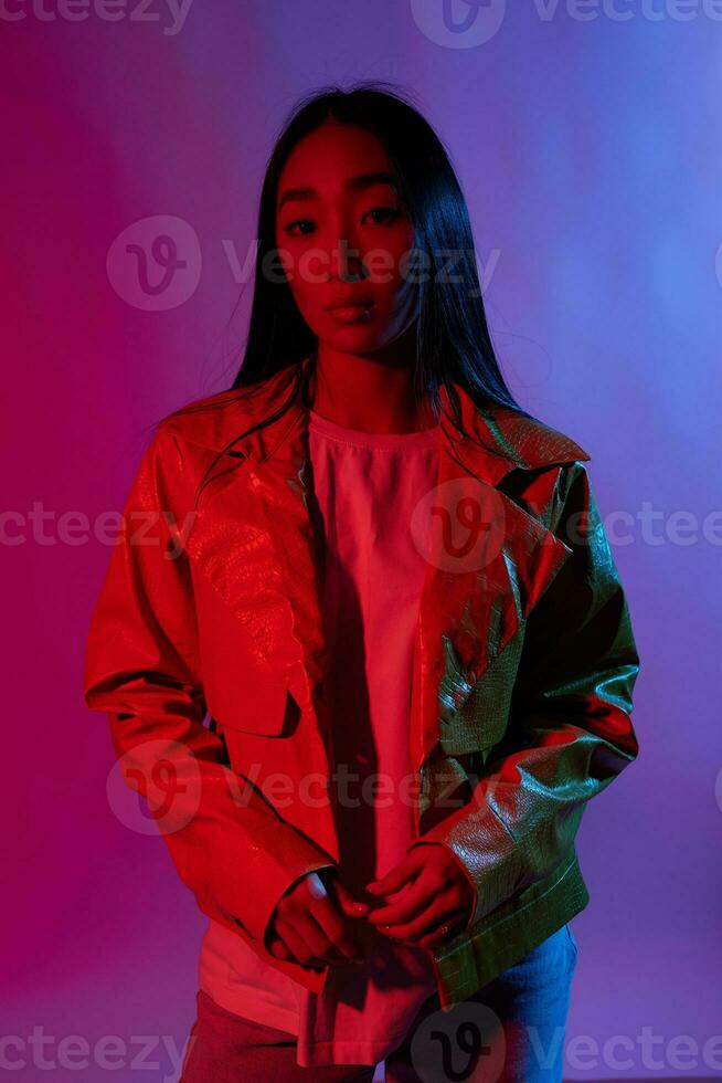 asiatico donna arte alla moda leggero Fumo attraente creativo di moda viola colorato neon concetto ritratto foto