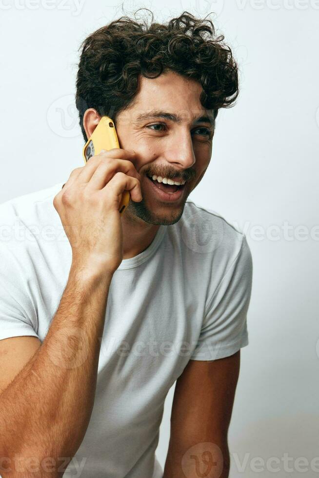 uomo stile di vita Telefono bianca Messaggio ritratto autoscatto in linea tecnologia maglietta fricchettone foto
