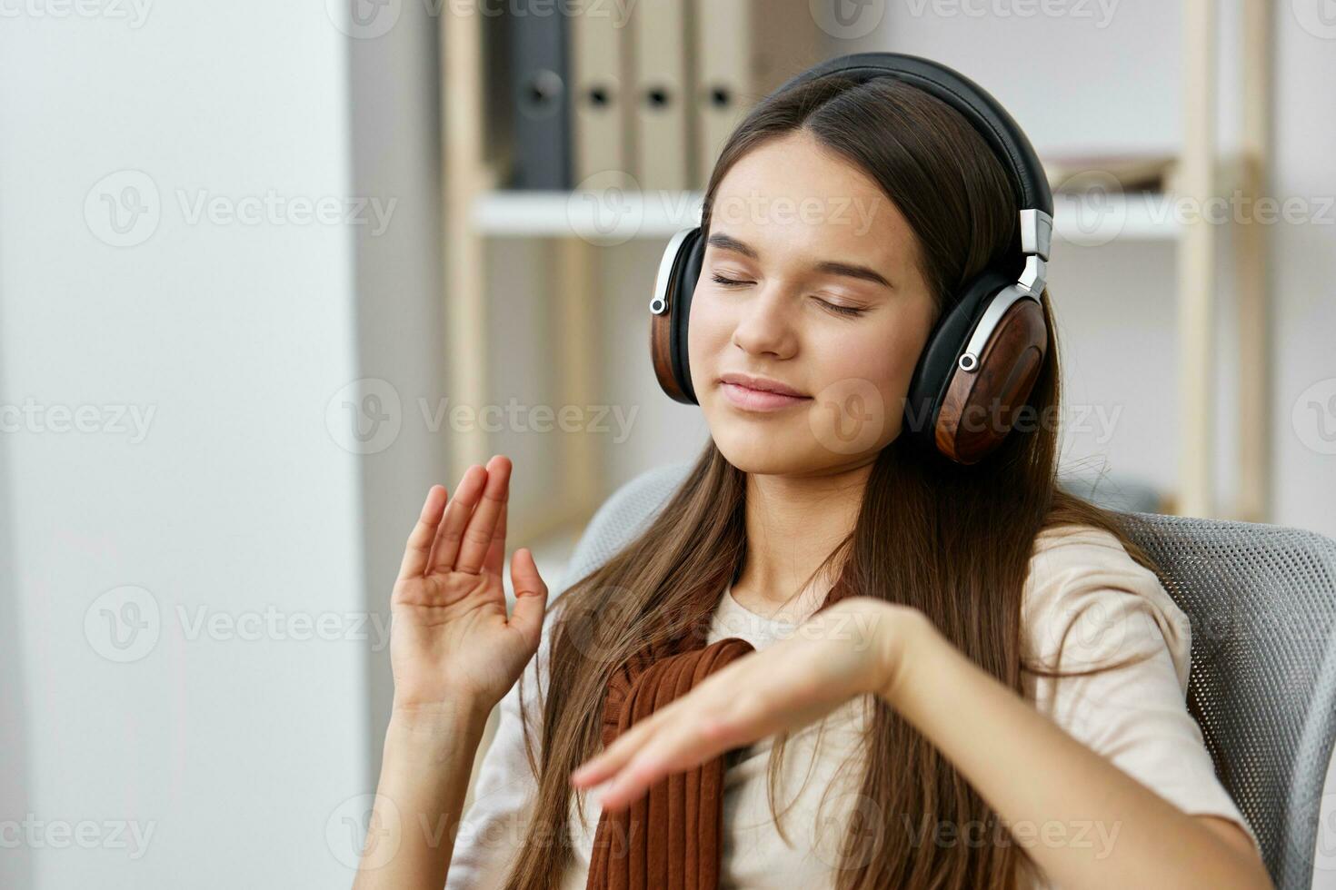 auricolari Telefono contento musica meditazione Sorridi sedia adolescenziale stile di vita ragazza foto