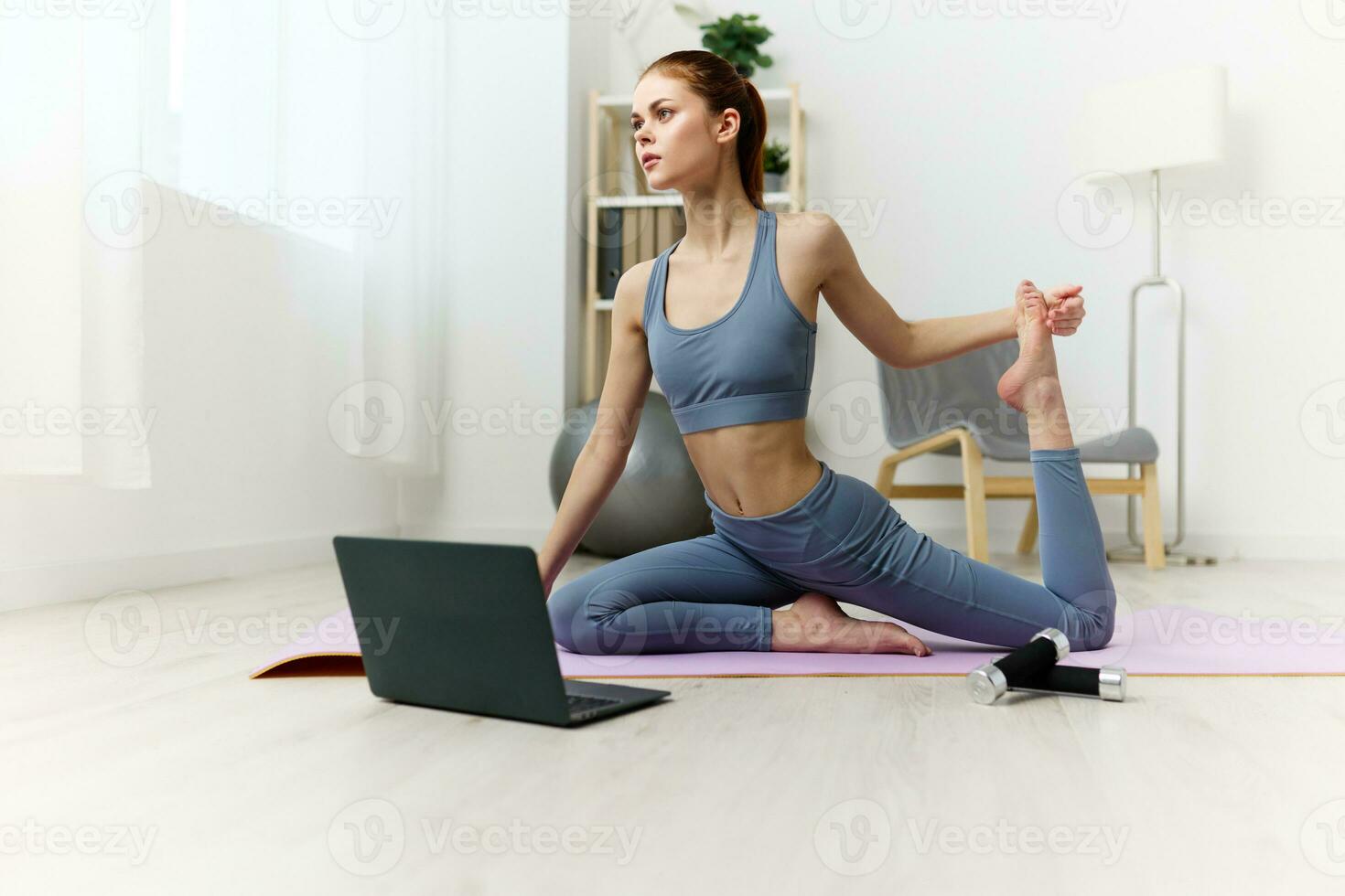 loto donna attivo Salute stuoia stile di vita formazione casa yoga video il computer portatile foto