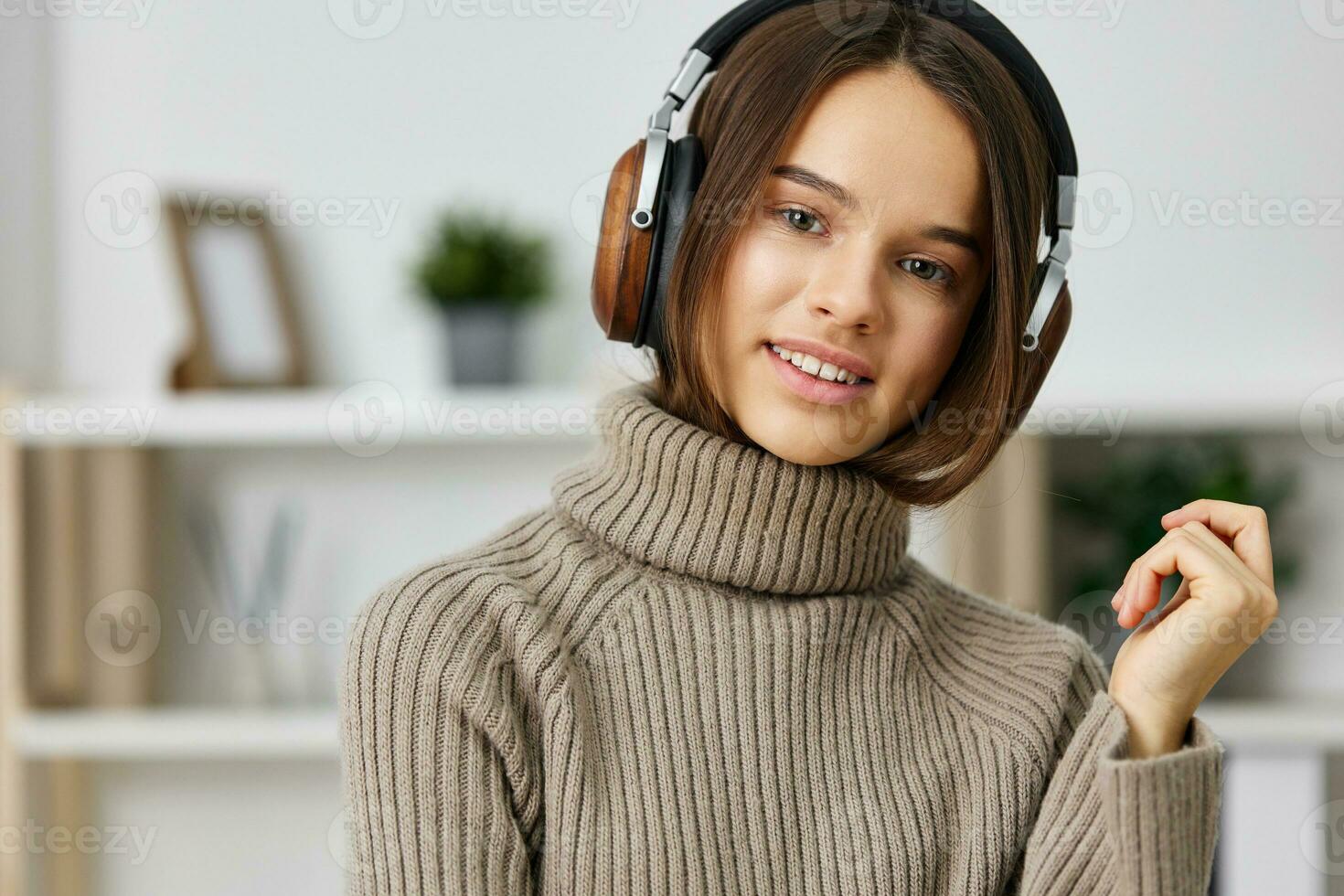 donna rilassare contento alunno caucasico giovane interno casa musica cuffie auricolari foto