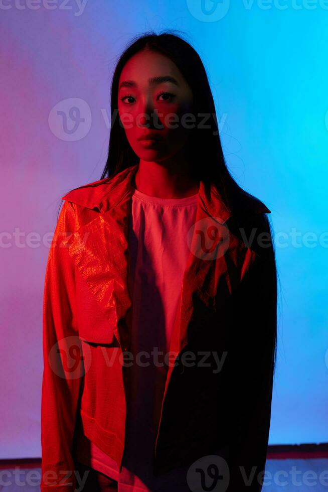 donna concetto leggero Fumo futuro neon colorato arte sfocato viola ritratto di moda foto