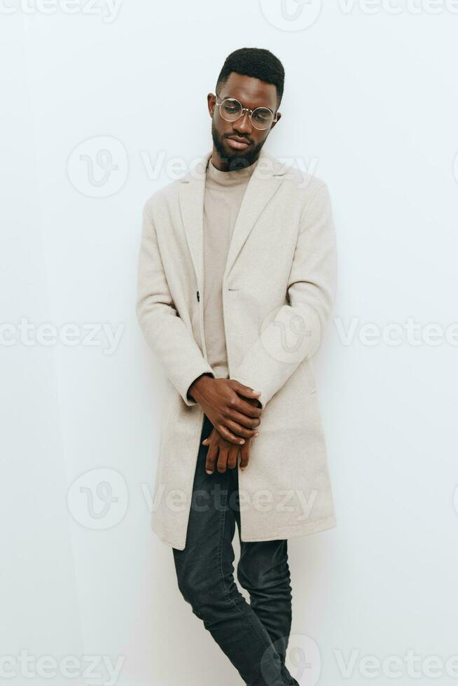 nero uomo africano beige modello elegante giacca americano moda festa ritratto stile foto