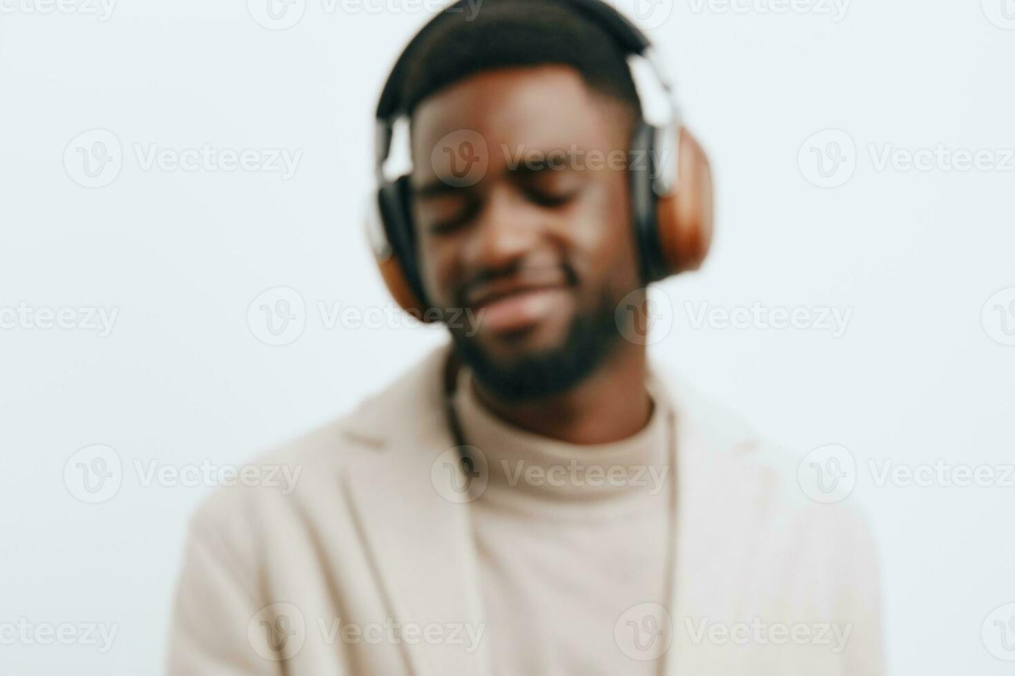 nero uomo dj attraente cuffie americano tipo musica ritratto moda africano sfondo colorato foto