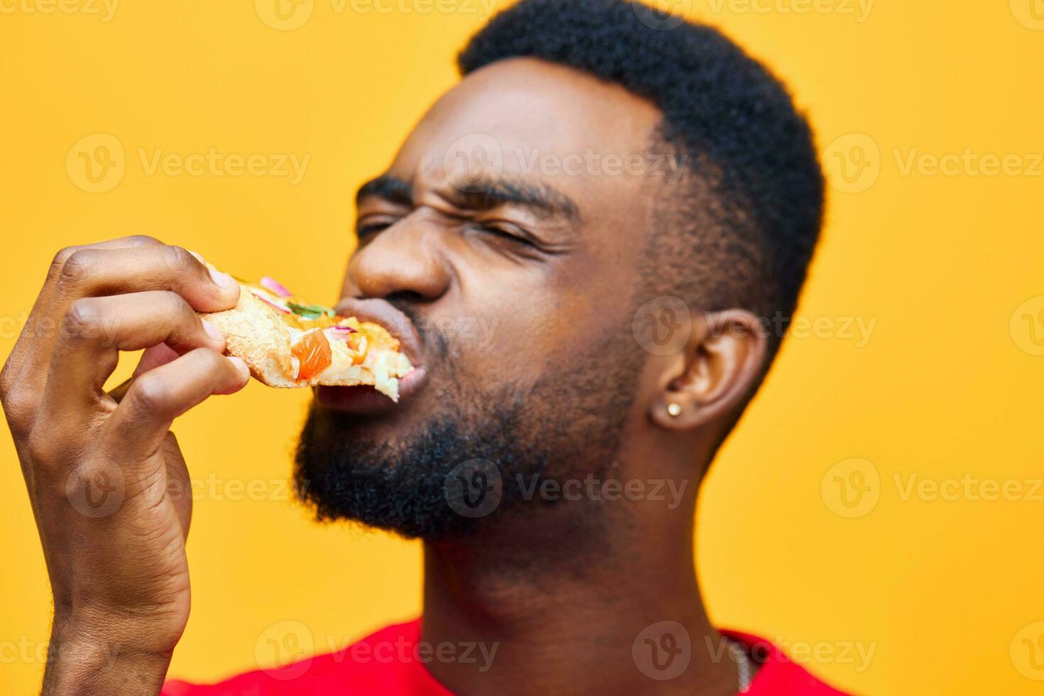 veloce uomo Sorridi barbuto mangiare consegna nero Pizza sfondo tipo contento cibo cibo foto