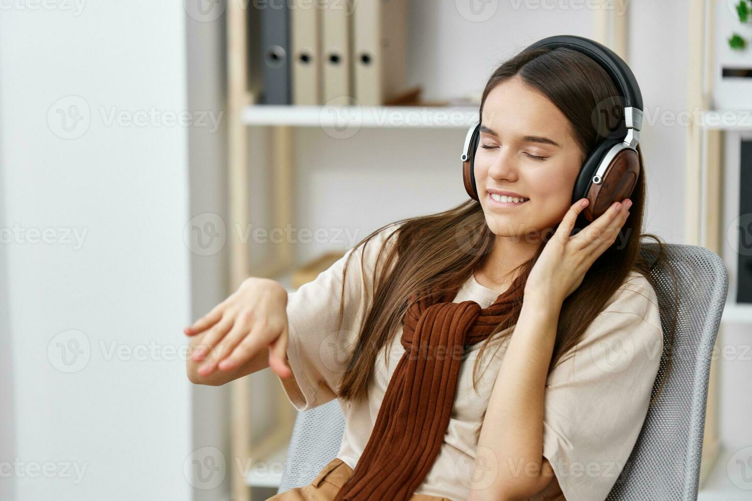 contento auricolari adolescenziale meditazione sedia Sorridi ragazza Telefono musica stile di vita foto