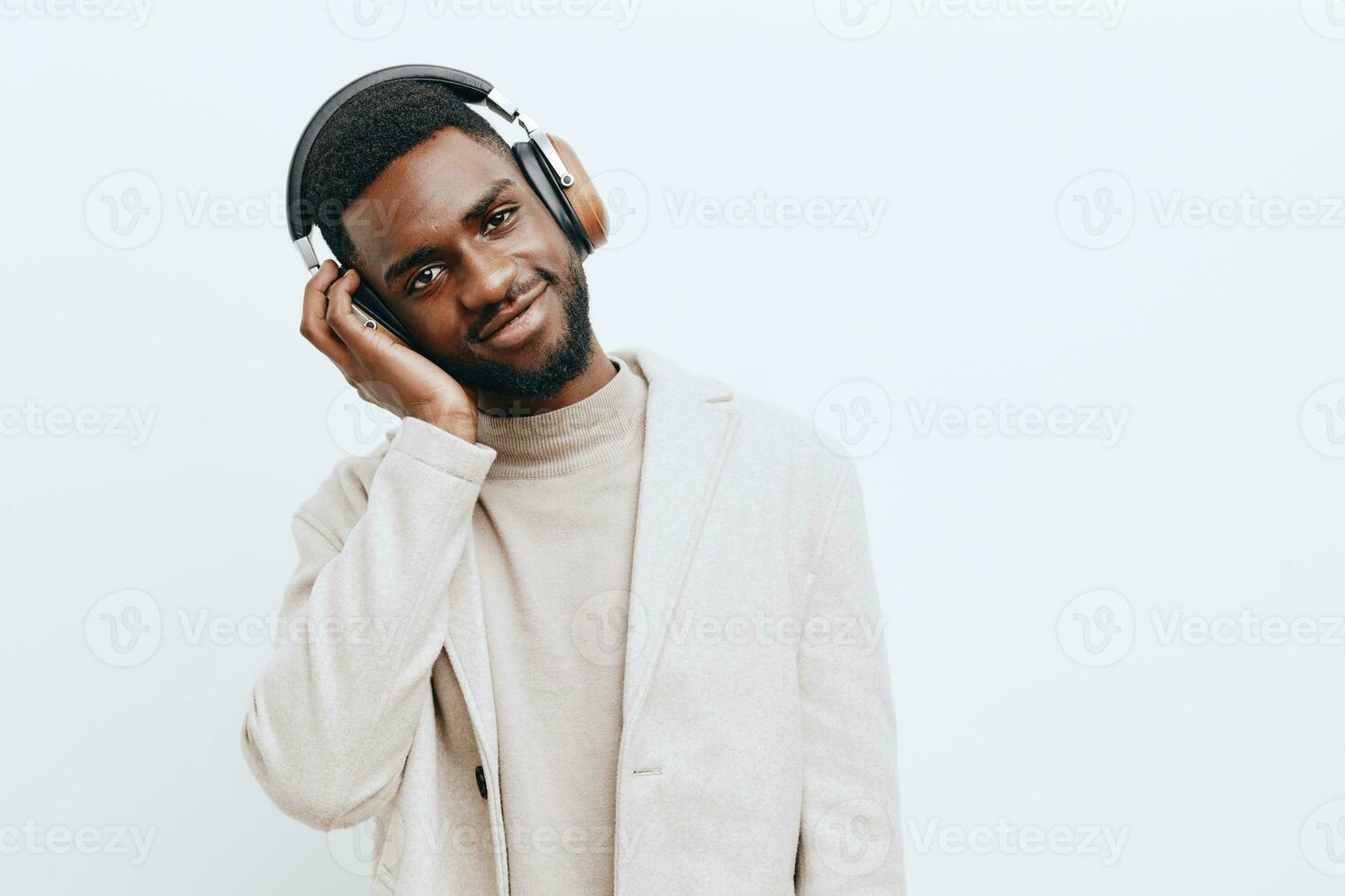 uomo cuffie sfondo fiducioso africano americano moda nero beige dj tipo musica ritratto foto