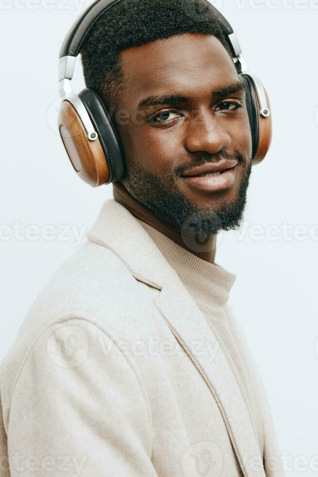 uomo tipo musica studio nero sfondo grigio ritratto cuffie americano africano dj moda foto