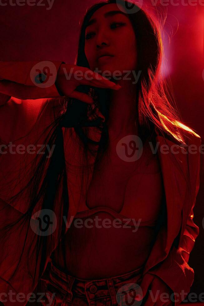 donna colorato leggero caucasico rosso ritratto elegante concetto neon moda arte di moda foto