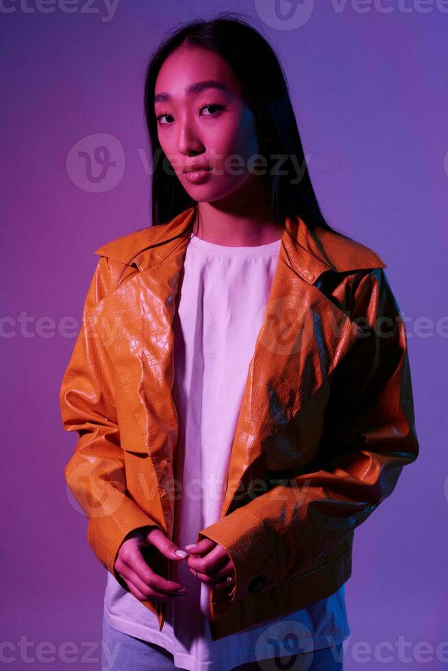 donna ritratto di moda modello arte neon colorato sfocato leggero viola concetto Fumo elegante alla moda foto