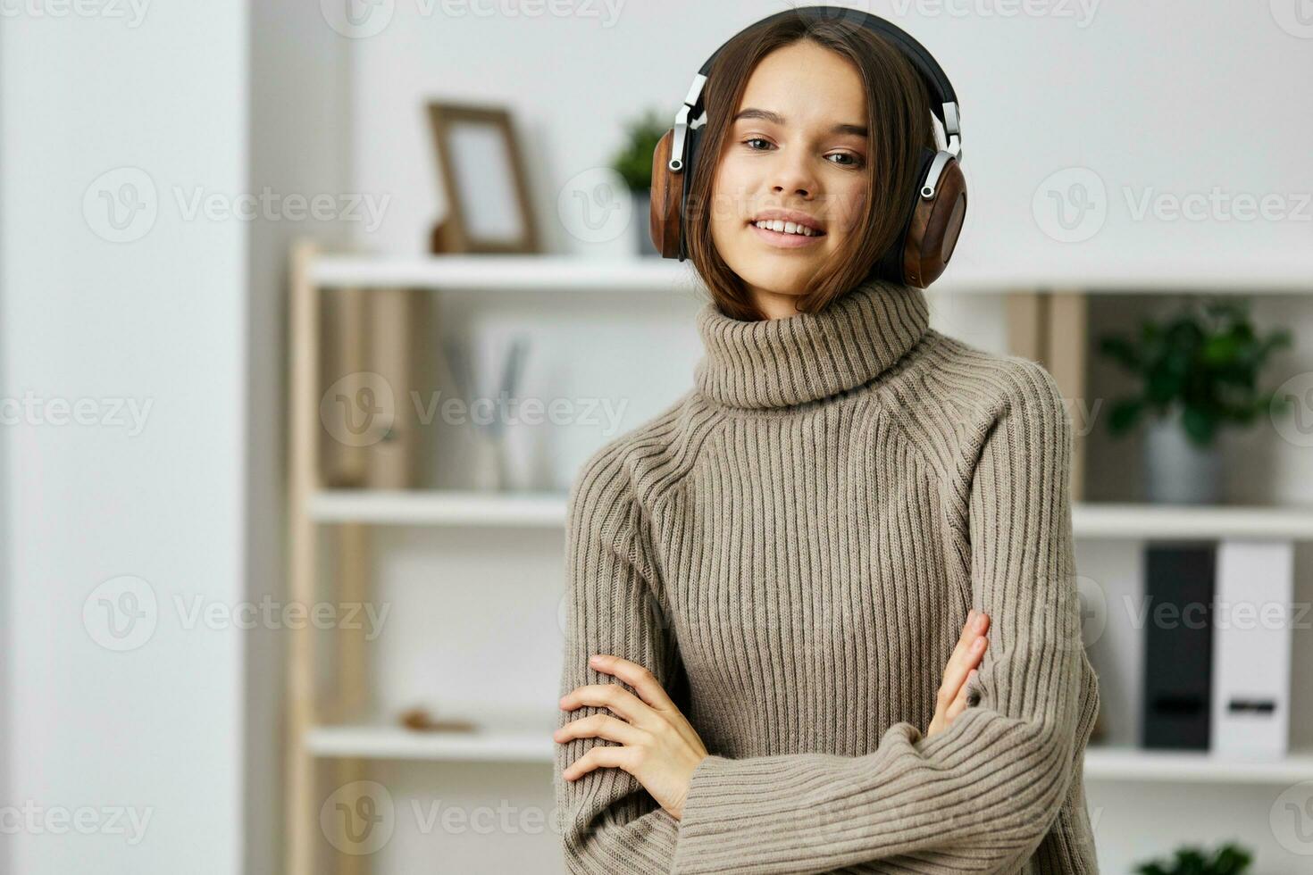 donna alunno musica interno casa cuffie gioia auricolari giovane contento caucasico foto