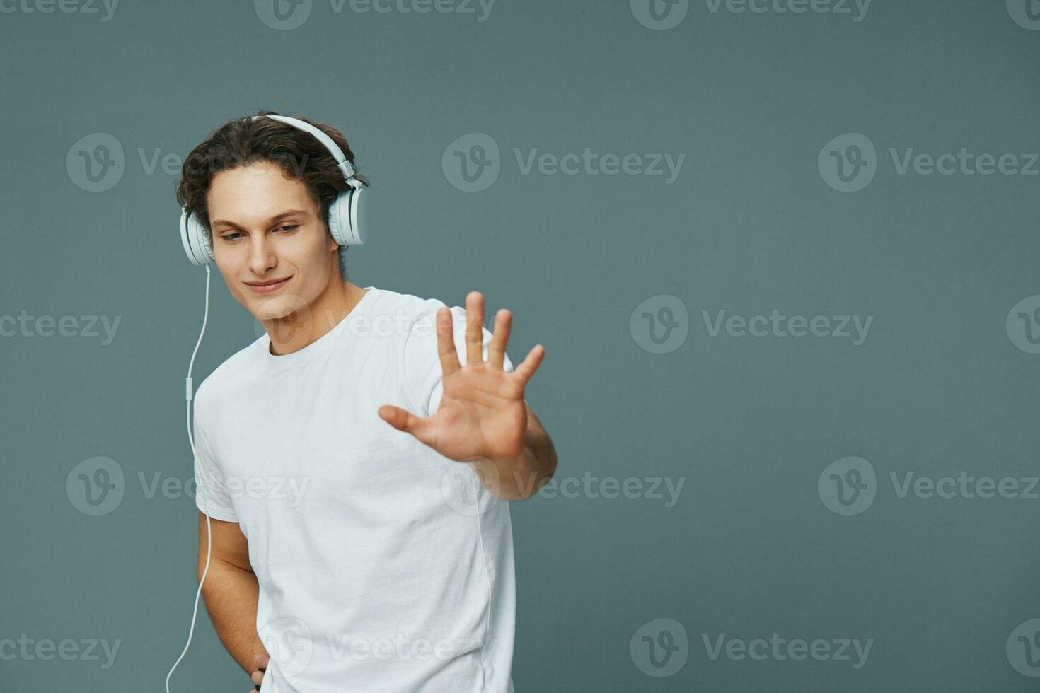 musica uomo auricolari giovane studio Sorridi stile di vita contento maglietta ritratto ascolta foto