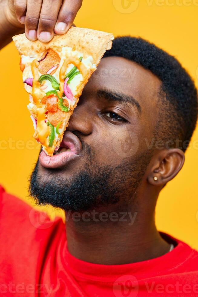 in linea uomo americano consegna nero cibo Pizza africano contento cibo veloce Sorridi sfondo tipo foto