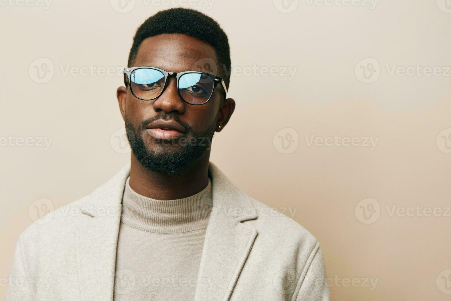 beige uomo elegante nero stile modello ritratto africano giacca americano moda interno foto