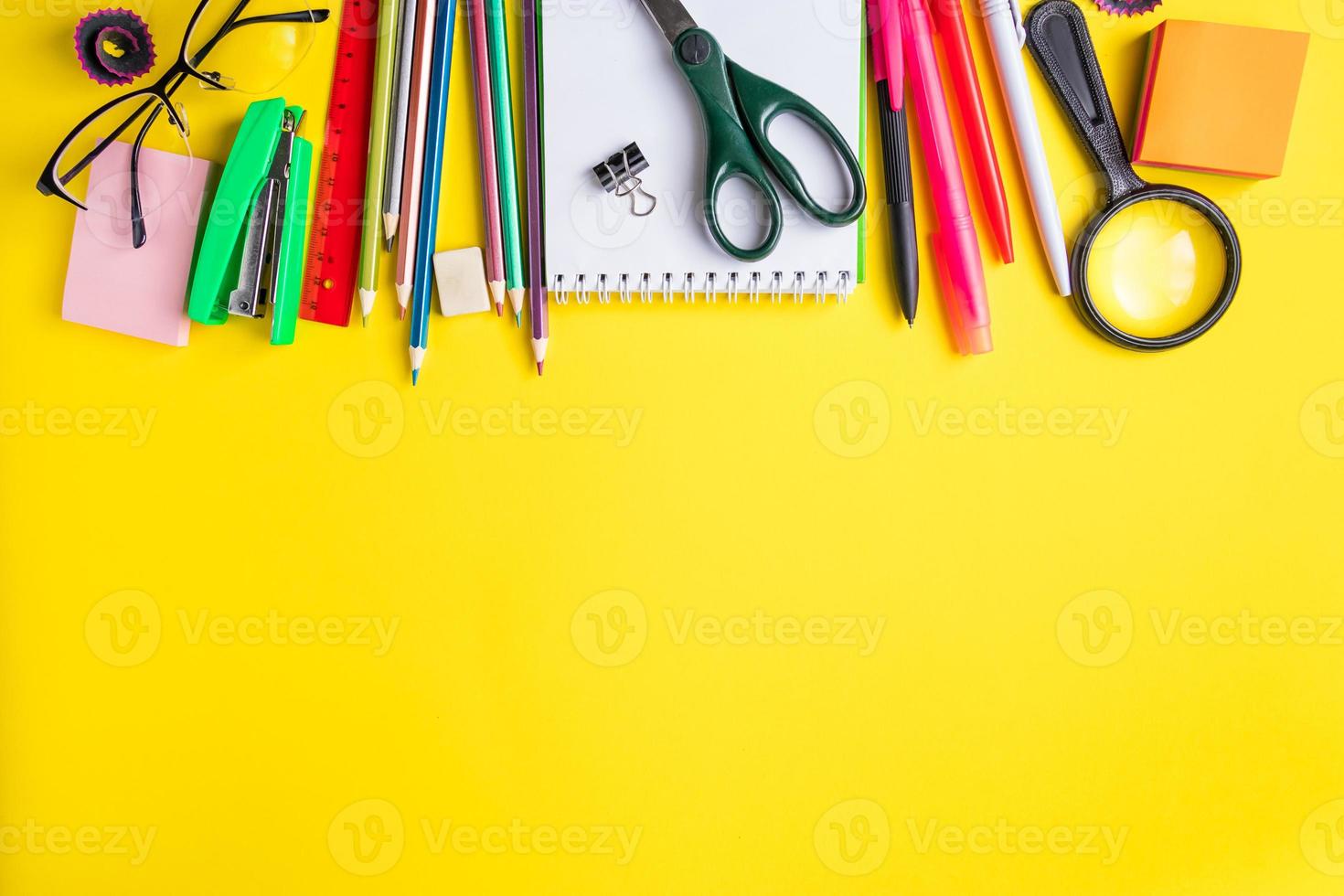 set di materiale scolastico su sfondo giallo. posto per il testo. foto