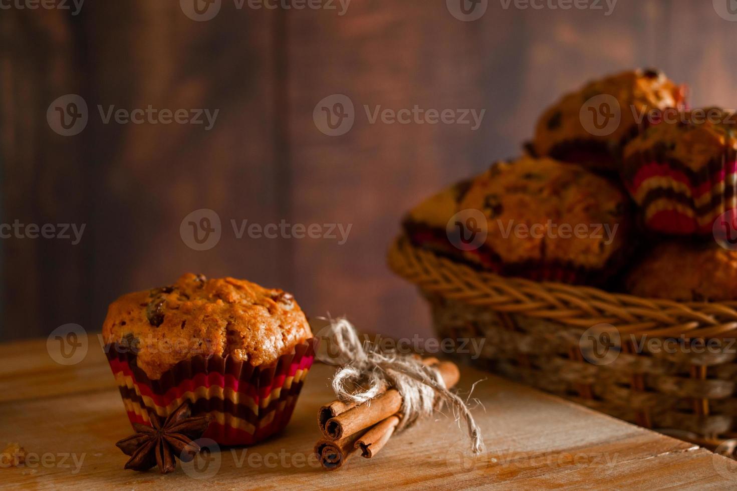muffin fatti in casa con uvetta. cottura di natale su un fondo di legno. foto