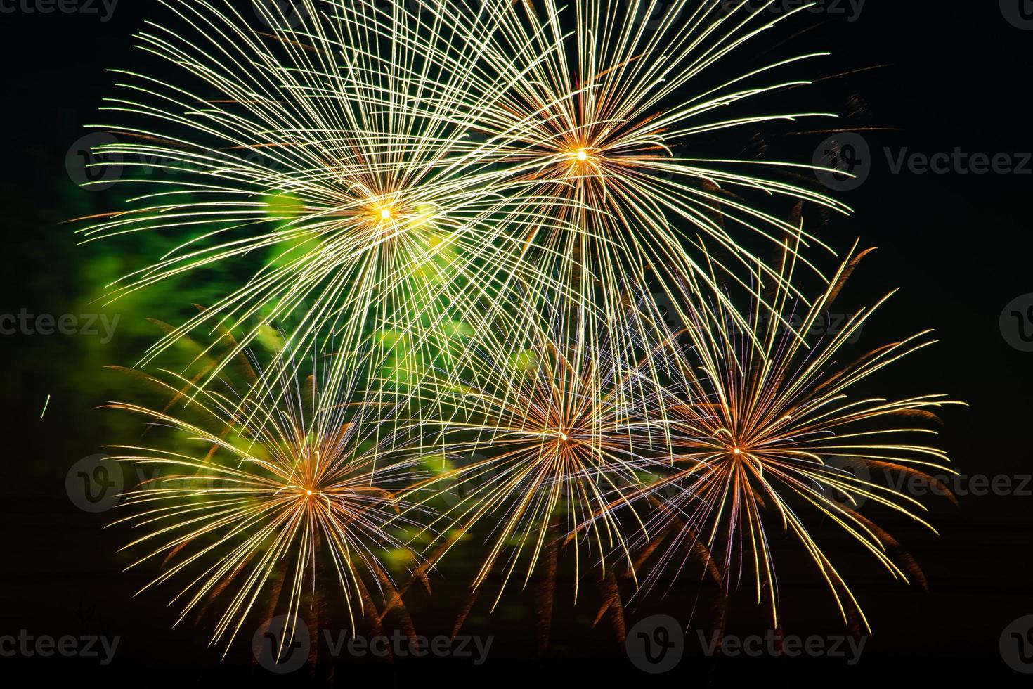 fuochi d'artificio festivi nel cielo notturno. brillante saluto multicolore su sfondo nero. posto per il testo. foto