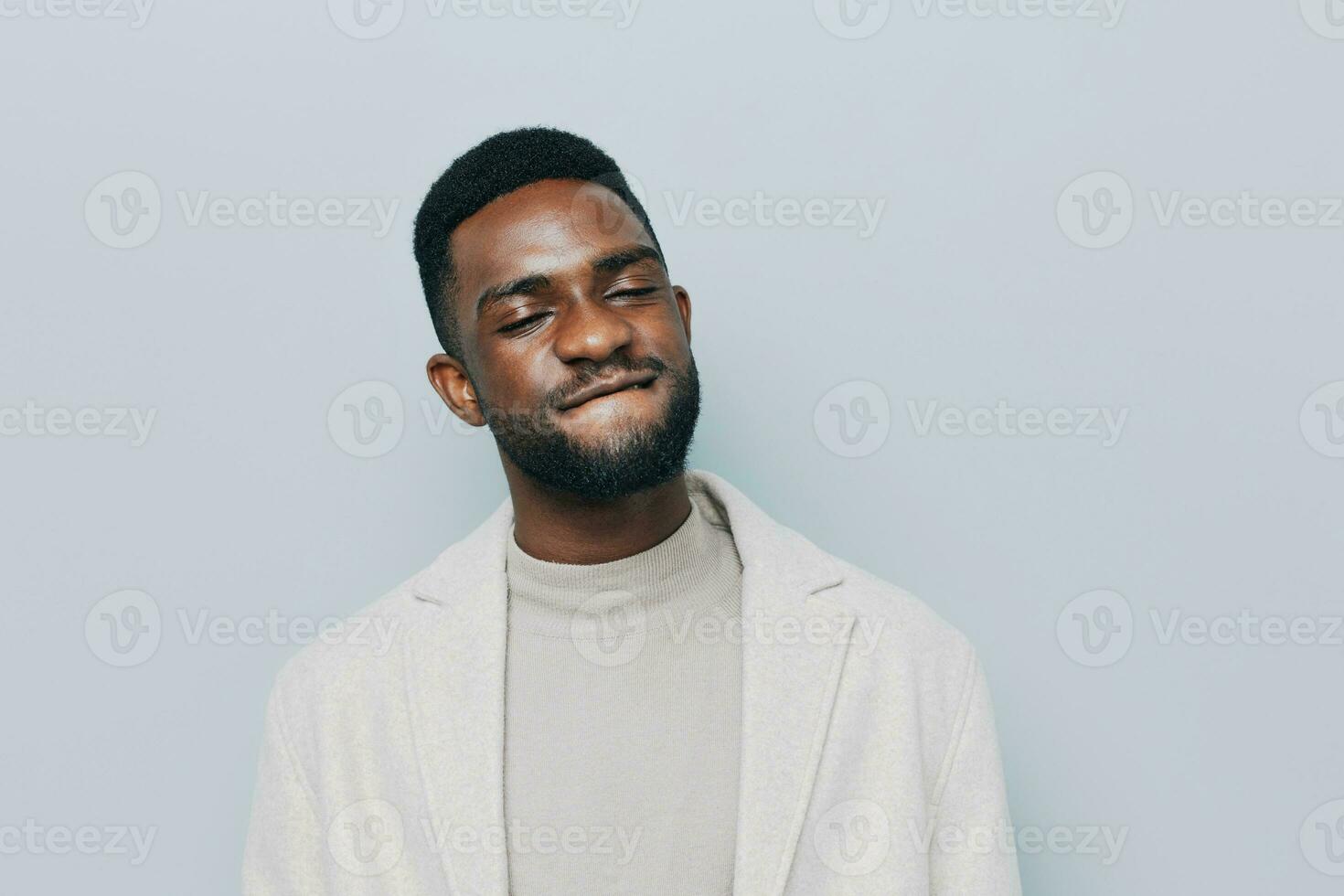 uomo emozione testa giovane fiducioso ritratto nero sorridente africano Sorridi contento americano foto